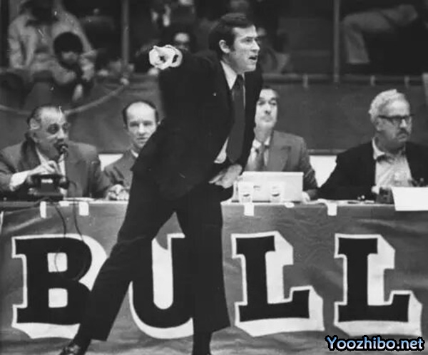 1970-71赛季,迪克-莫塔如何引领芝加哥<a href=/lanqiu/suoyou/bulls/ target=_blank class=infotextkey>公牛</a>队逆袭,揽获最佳教练殊荣