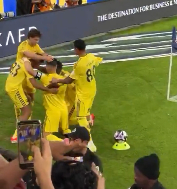 绝杀瞬间！<a href=/qiuxingfengcai/zuqiu/suoyou/122.html target=_blank class=infotextkey>菲利克斯</a>给C罗戴上“胜利信物”，C罗跳舞回应嗨爆！